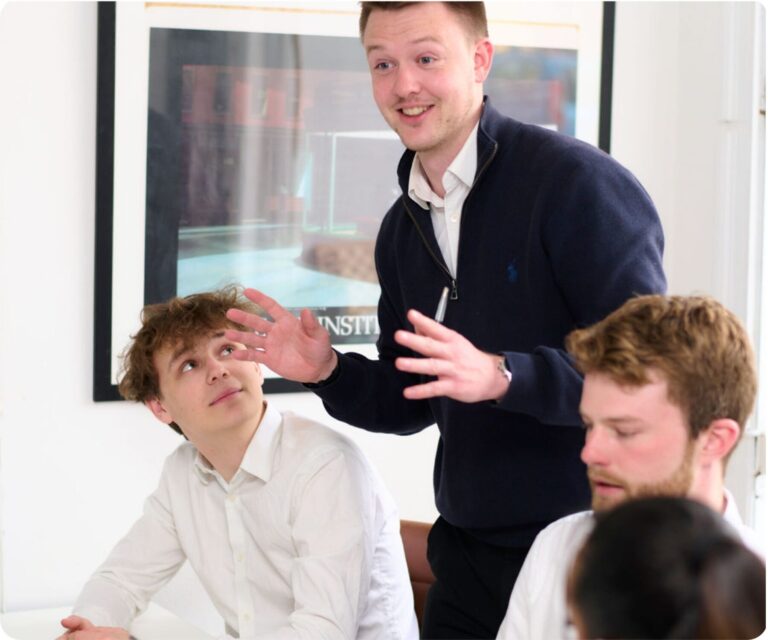 COO, CTO og Senior IT-konsulent arbejder med Junior IT-konsulenterne om virksomhedens IT-support, NIS2-compliance, MDM og enhedsstyring og netværk